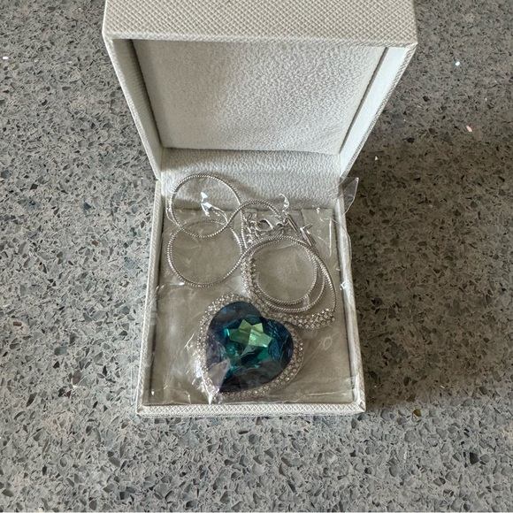 Heart of the Ocean Necklace - Picture 4 of 11